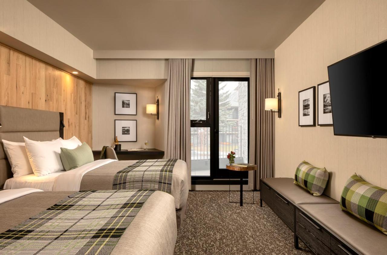 Peaks Hotel And Suites Банф Екстериор снимка