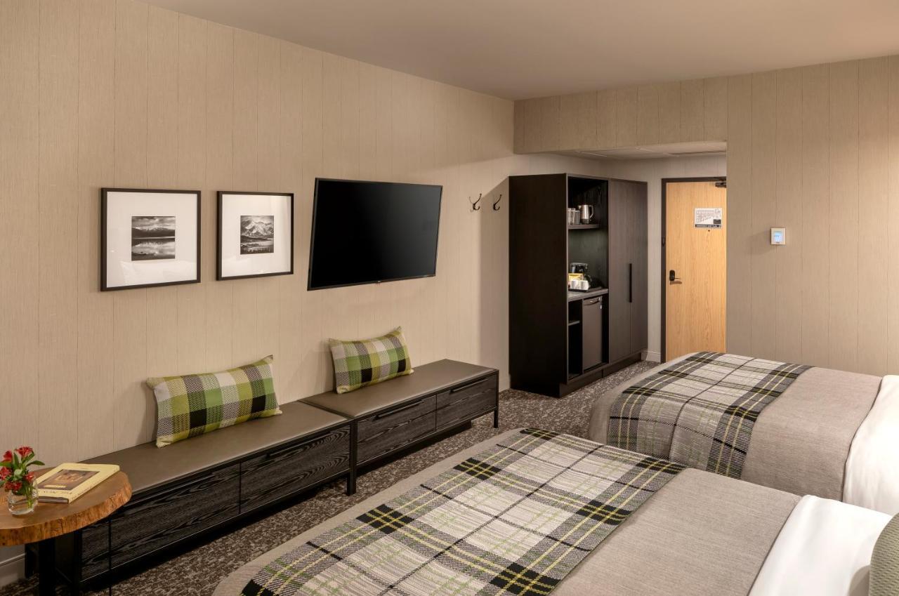 Peaks Hotel And Suites Банф Екстериор снимка