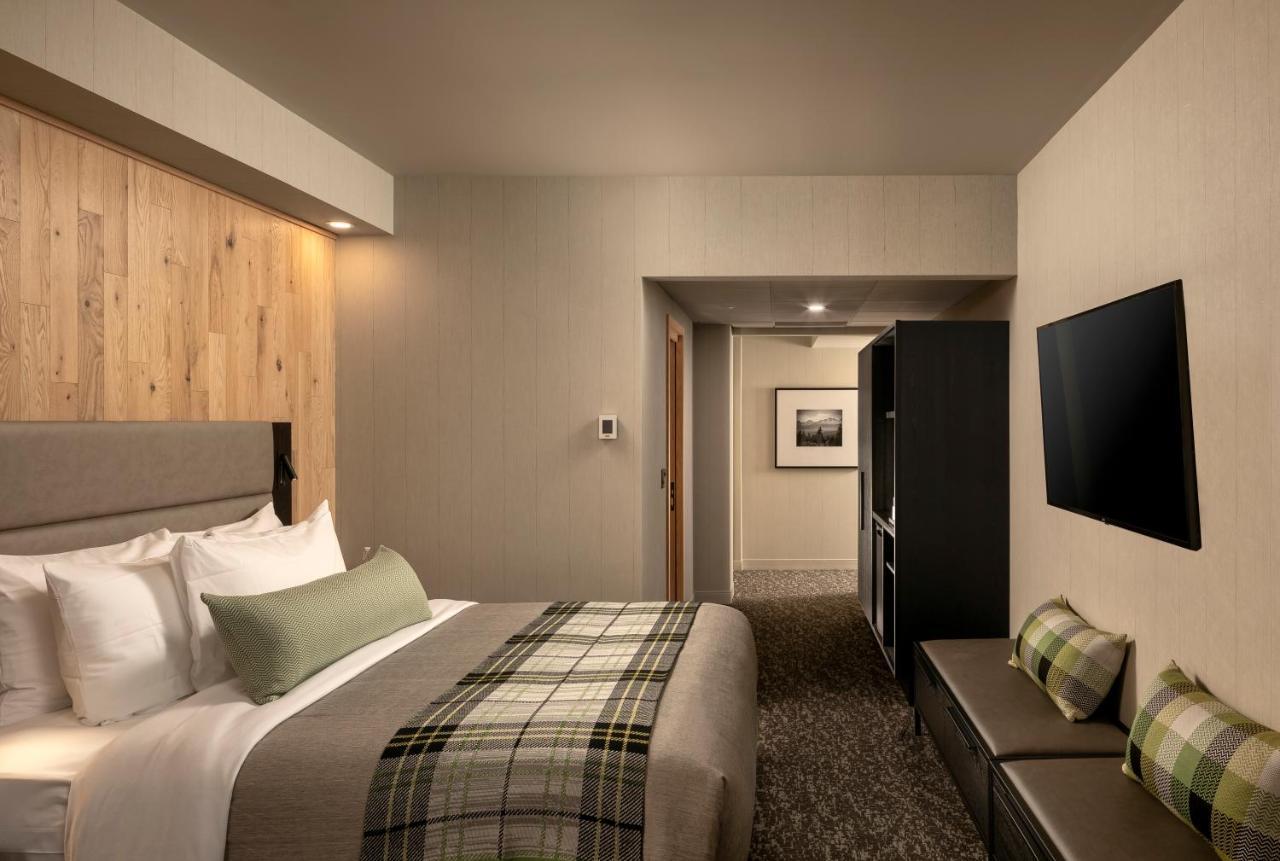 Peaks Hotel And Suites Банф Екстериор снимка