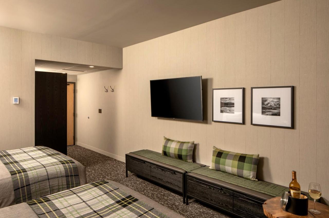 Peaks Hotel And Suites Банф Екстериор снимка