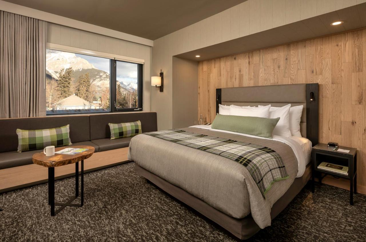 Peaks Hotel And Suites Банф Екстериор снимка