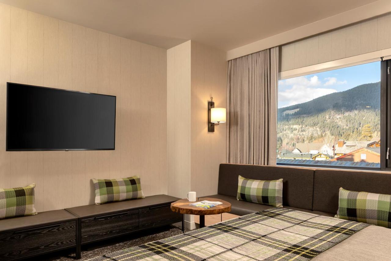 Peaks Hotel And Suites Банф Екстериор снимка