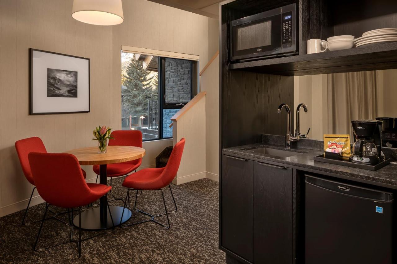 Peaks Hotel And Suites Банф Екстериор снимка