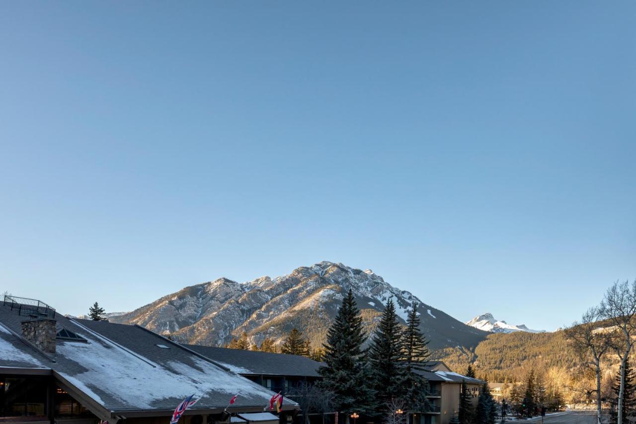 Peaks Hotel And Suites Банф Екстериор снимка