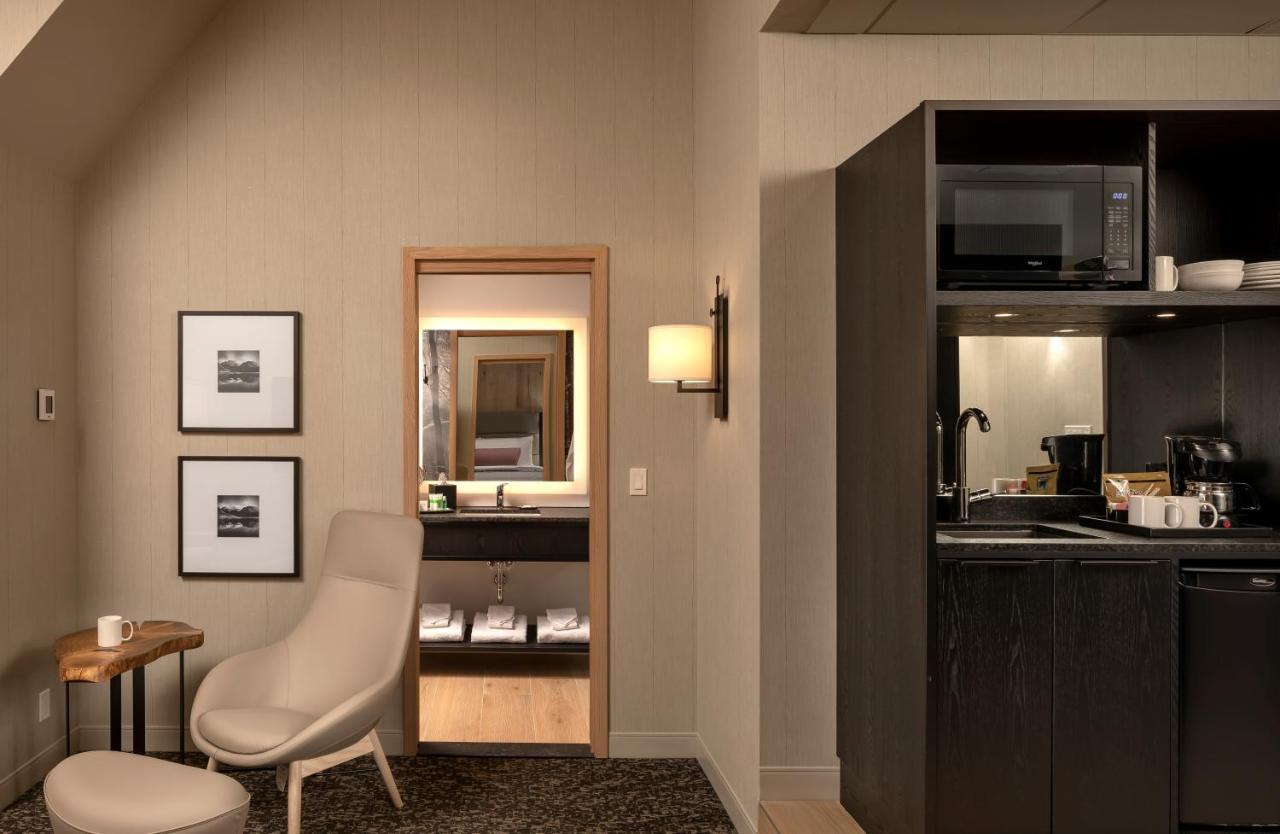 Peaks Hotel And Suites Банф Екстериор снимка