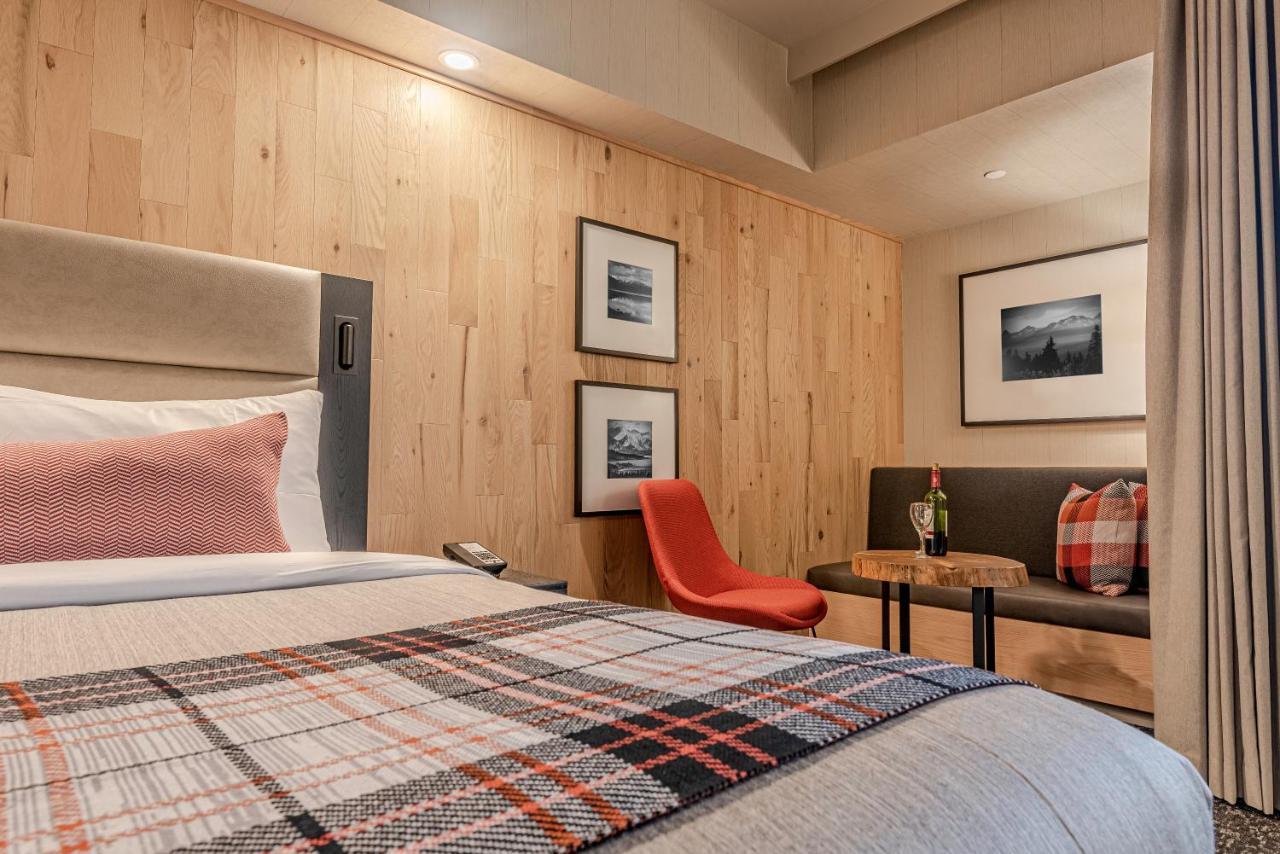 Peaks Hotel And Suites Банф Екстериор снимка