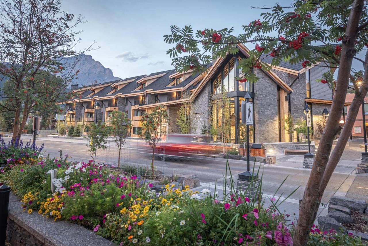 Peaks Hotel And Suites Банф Екстериор снимка