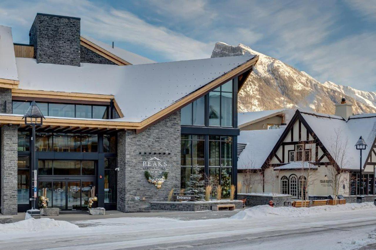 Peaks Hotel And Suites Банф Екстериор снимка