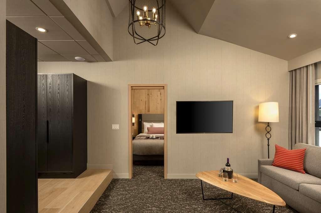 Peaks Hotel And Suites Банф Стая снимка
