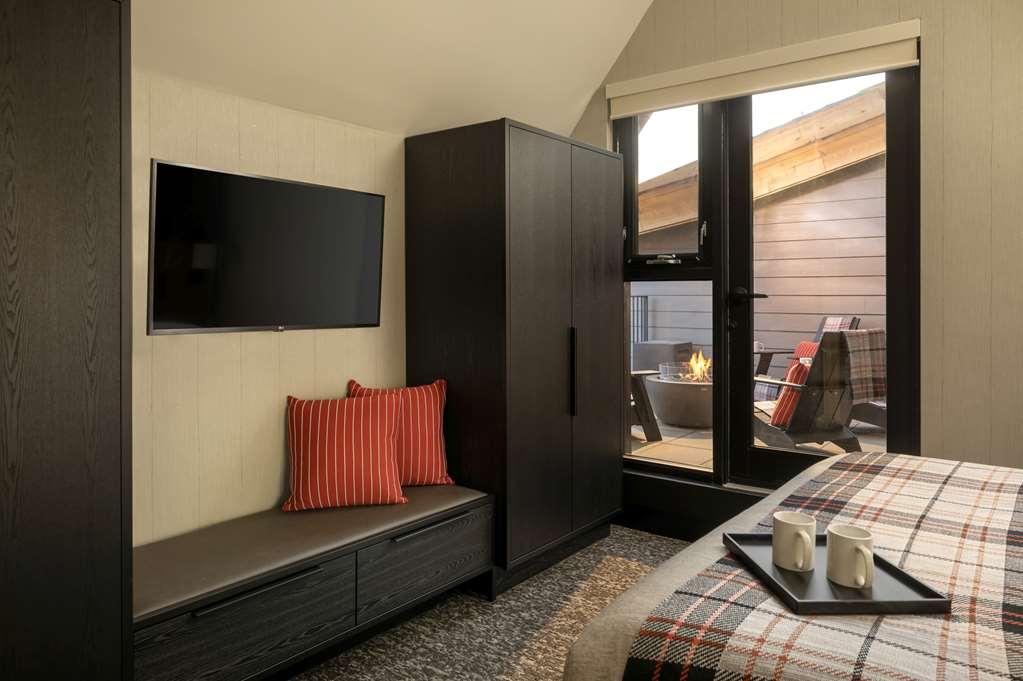 Peaks Hotel And Suites Банф Стая снимка