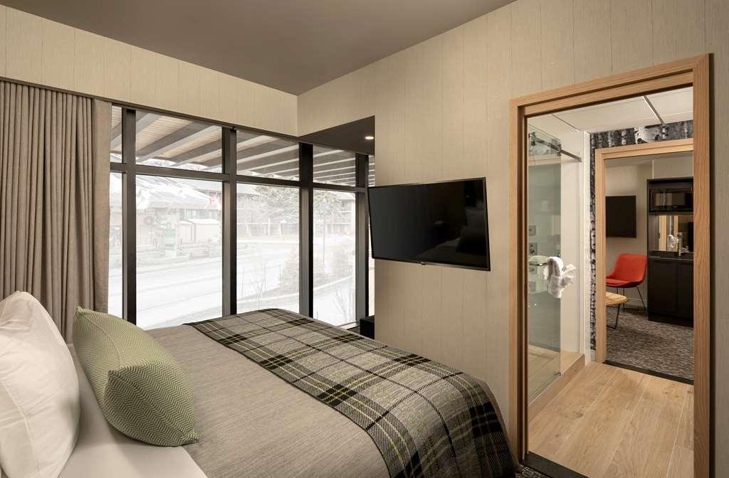 Peaks Hotel And Suites Банф Стая снимка