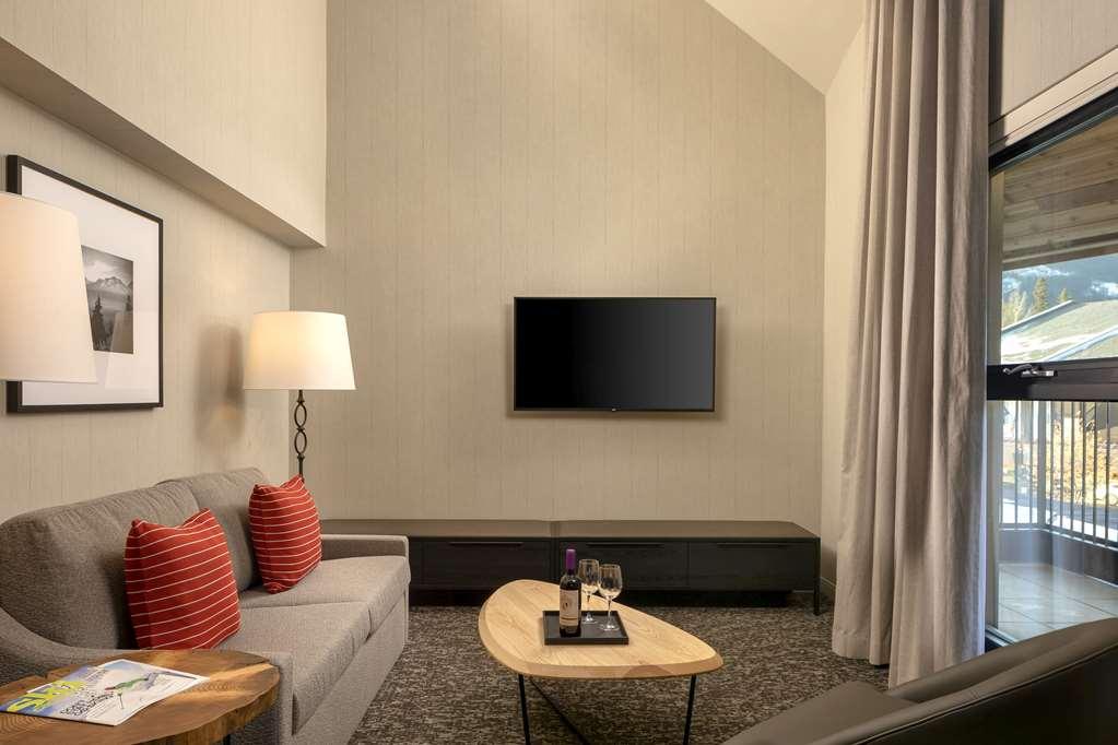 Peaks Hotel And Suites Банф Екстериор снимка